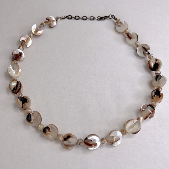 Newly Handmade Woman Necklace Shell with Moukite Beads - Picture 6 of 7